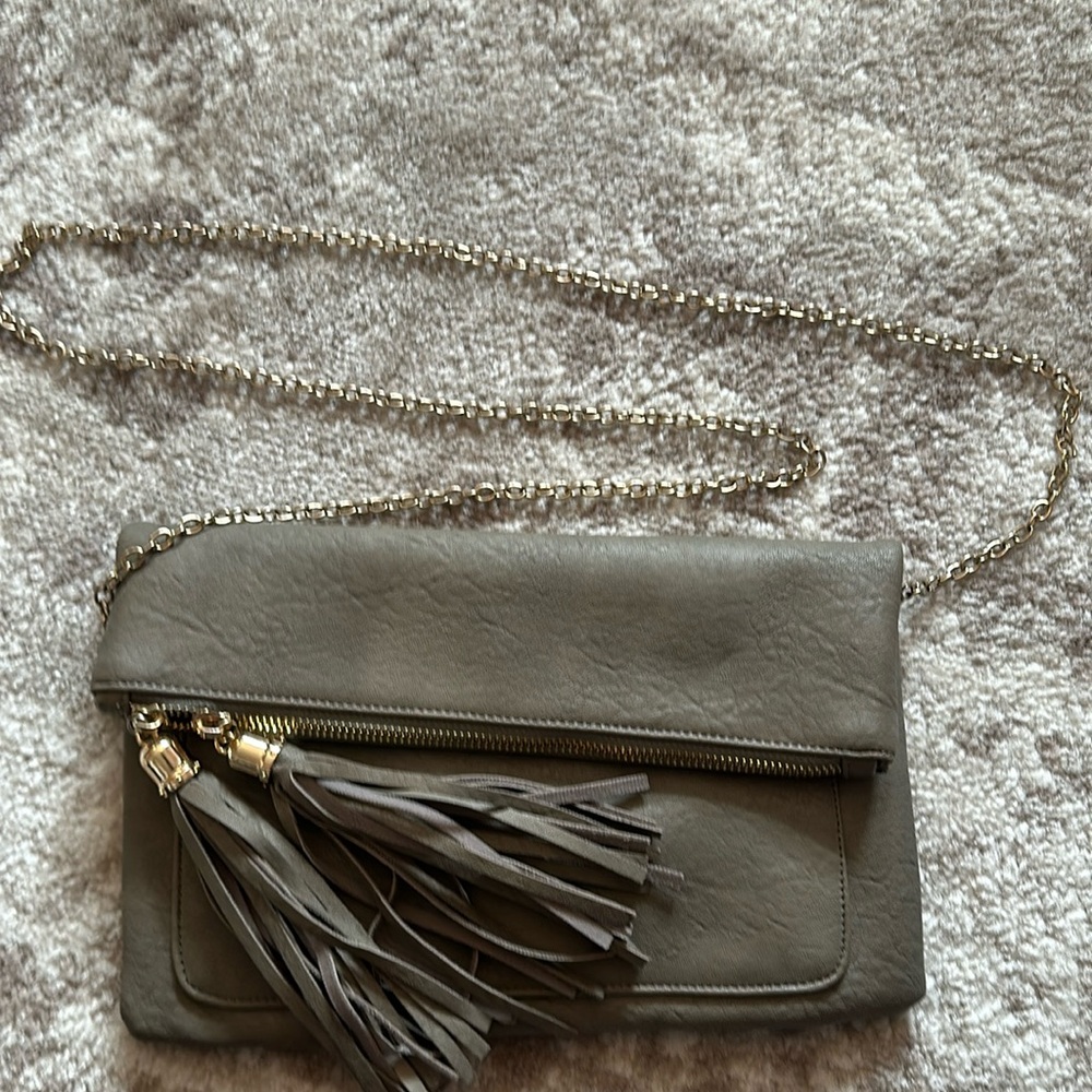 Grey clutch with removable chain